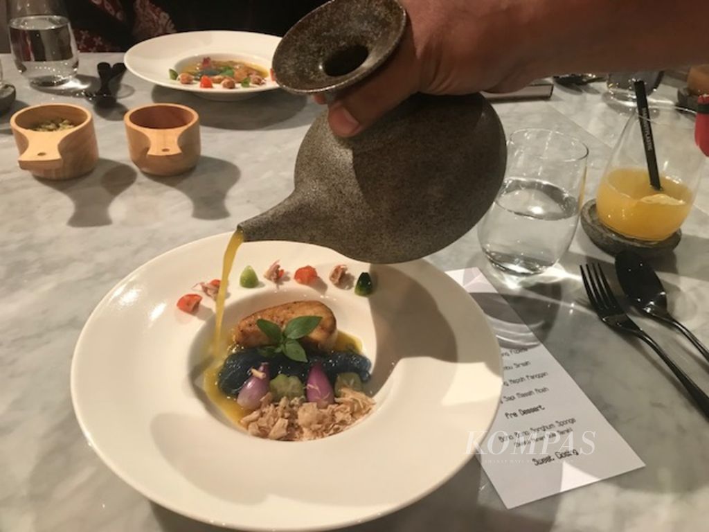 Di tangah Chef Ragi, sagu dari Papua diolah menjadi mi dan dipadukan dengan kuah kuning dari Jailolo dengan ikan gindara dari Kendari.