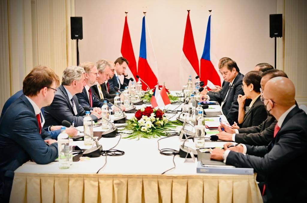 Mengawali agenda kunjungan kerjanya di Brussels, Belgia, Rabu (14/12/2022), Presiden Joko Widodo melakukan pertemuan bilateral dengan Perdana Menteri Ceko Petr Fiala di Hotel Steigenberger Wiltcher’s.