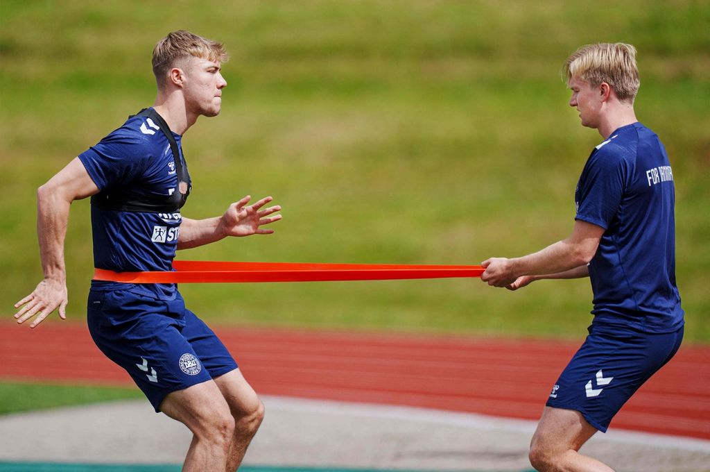 Rasmus Hojlund dari Denmark dan Victor Kristiansen menghadiri sesi latihan di Freudenstadt, barat daya Jerman, pada 12 Juni 2024, menjelang kejuaraan sepak bola Eropa, UEFA Euro 2024. 