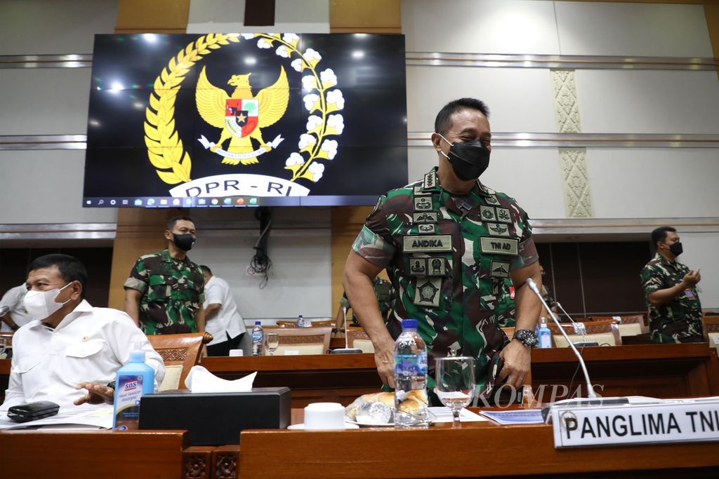 Panglima TNI Jenderal Andika Perkasa tiba di ruang rapat Komisi I DPR di Kompleks Parlemen, Senayan, Jakarta, Kamis (24/3/2022). 
