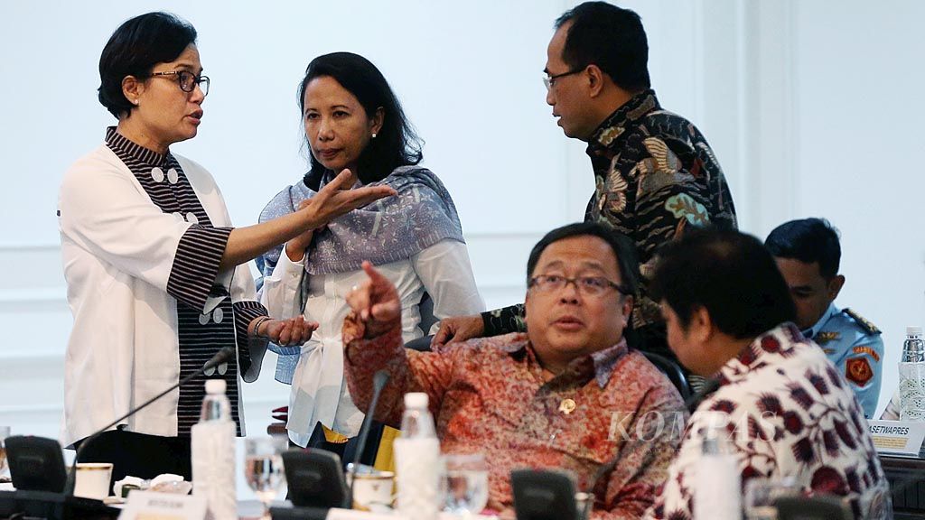 Sejumlah menteri Kabinet Kerja tengah  berbincang  sebelum rapat terbatas bersama Presiden Joko Widodo dan Wakil Presiden Jusuf Kalla di Kantor Presiden, Jakarta, Rabu (3/5). Rapat itu membahas persiapan pertemuan tahunan IMF dan Bank Dunia yang akan berlangsung di Bali pada Oktober 2018.