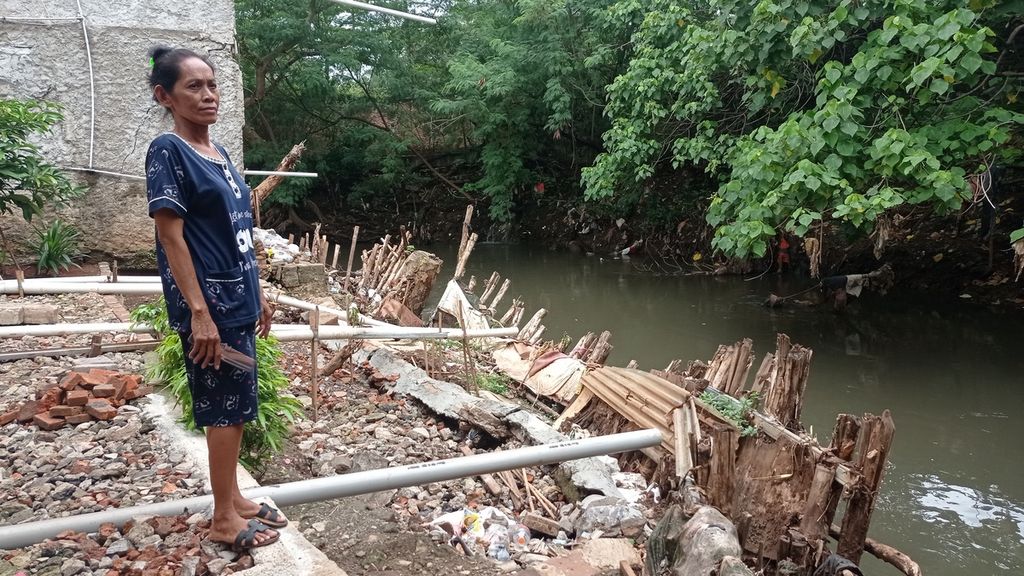 Rumah warga di tepi Kali Pesanggrahan, Kelurahan Kembangan Selatan, Kecamatan Kembangan, Jakarta Barat, Rabu (1/2/2023). Banjir kiriman rutin melanda permukiman hingga sebagian rumah retak-retak dan roboh.