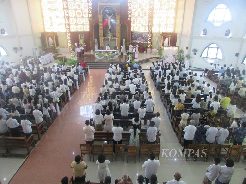Umat Katolik di Paroki Santo Yoseph Pekerja Penfui merayakan misa Kamis Putih, Kamis (28/3/2024). Misa dipimpin oleh Pastor Dami Lengari OCD, dan diikuti sekitar 3.000 umat Katolik.