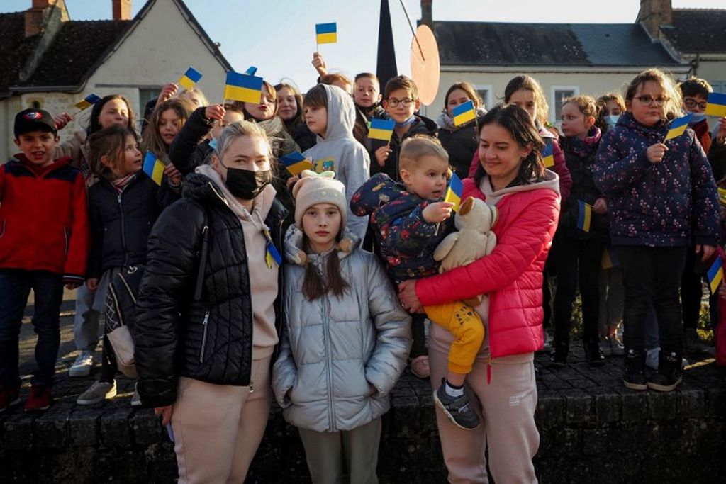 Para murid di Desa Sache, Perancis, menyambut pengungsi Ukraina yang terdiri dari anak-anak dan ibu mereka di Chateau de Sache, dekat Tours, Perancis tengah, 7 Maret 2022. 