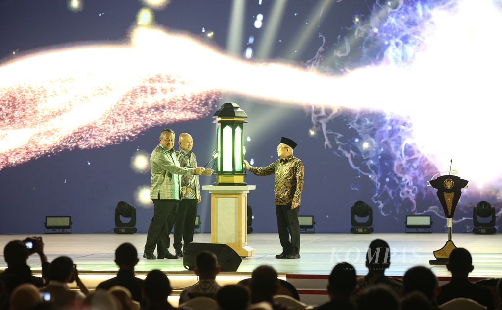 Wakil Presiden Ma'ruf Amin (kiri) bersama Gubernur Bank Indonesia Perry Warjiyo beserta Menteri Koperasi dan UKM Teten Masduki menyalakan lentera menandai dibukanya Indonesia Sharia Economic Festival (ISEF) Ke-10 Tahun 2023 di Jakarta Convention Center, Kamis (26/10/2023). 