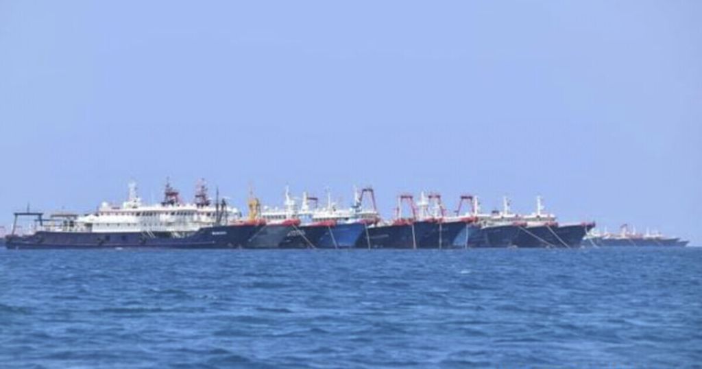 Dalam foto per 7 Maret 2021 yang disediakan Penjaga Pantai Filipina, beberapa unit dari 220 kapal China terlihat ditambatkan di Whitsun Reef, Laut China Selatan. Kapal-kapal itu dilaporkan telah membuang kotoran manusia dan limbah di wilayah Laut China Selatan yang disengketakan. 