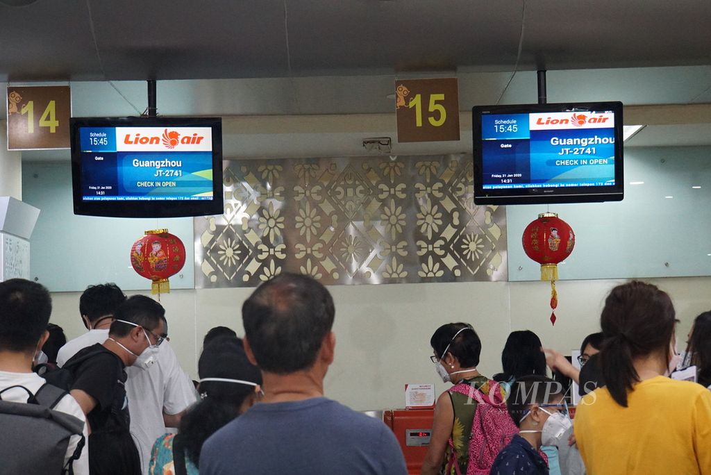 Wisatawan dari China mengantre di konter lapor diri di Bandara Sam Ratulangi Manado, Jumat (31/1/2020), untuk kembali ke Guangzhou, China.