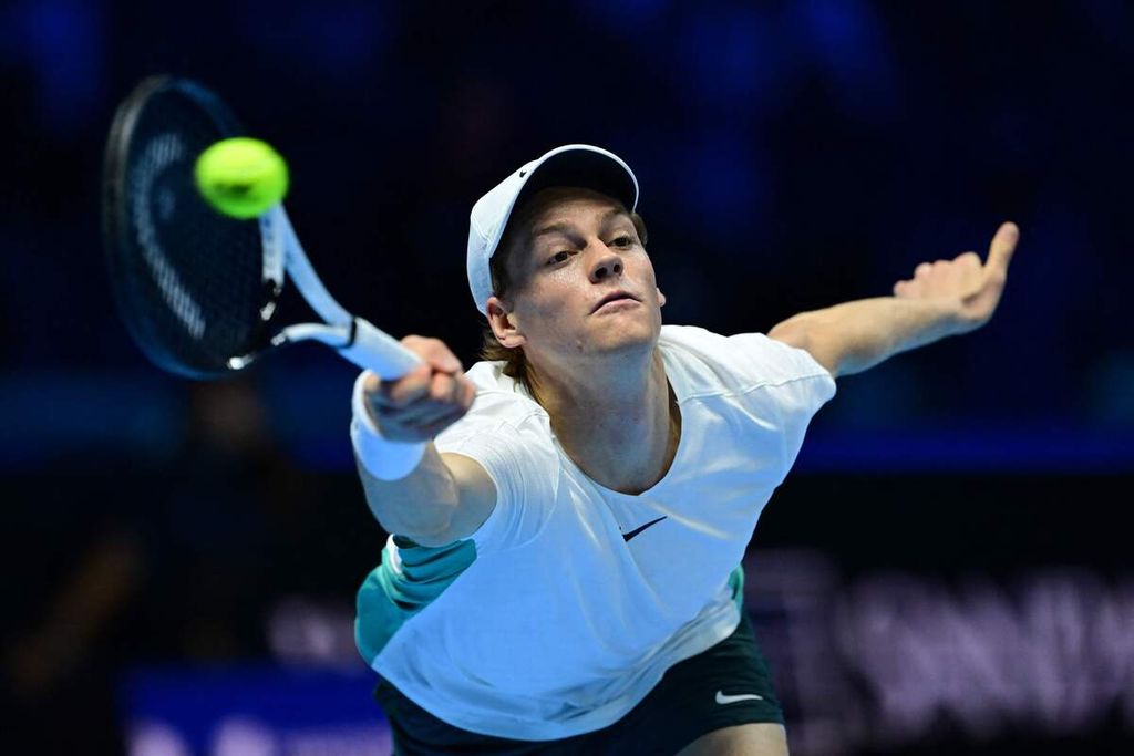 Petenis Italia, Jannik Sinner, mengembalikan bola ke petenis Denmark, Holger Rune, pada laga ATP Finals di Pala Alpitour, Turin, Italia, Kamis (16/11/2023).