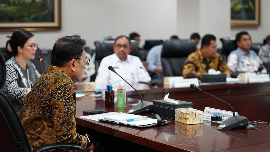 Kepala Staf Kepresidenan Moeldoko menerima audiensi Bupati Poso Verna G Merry Inkiriwang beserta jajaran di Gedung Bina Graha, Kompleks Istana Kepresidenan, Jakarta, Selasa (20/6/2023).