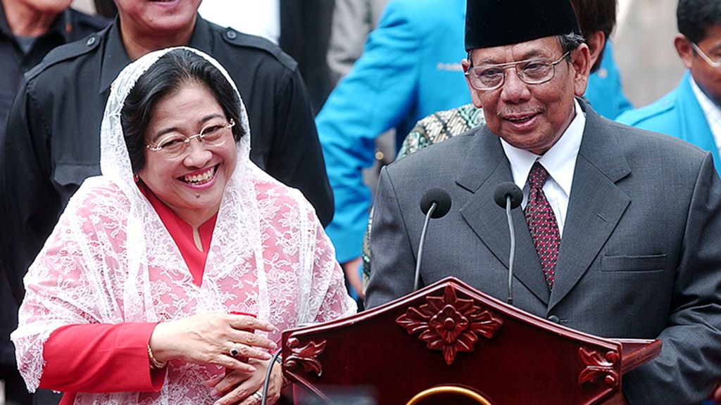 Ketua Umum Partai Demokrasi Indonesia Perjuangan Megawati Soekarnoputri, didampingi Ketua Umum Pengurus Besar Nahdlatul Ulama Hasyim Muzadi, tertawa gembira ketika menjawab pertanyaan wartawan pada konferensi pers tentang pengumuman keduanya sebagai pasangan calon presiden dan wakil presiden 2004-2009 dari PDI-P. 