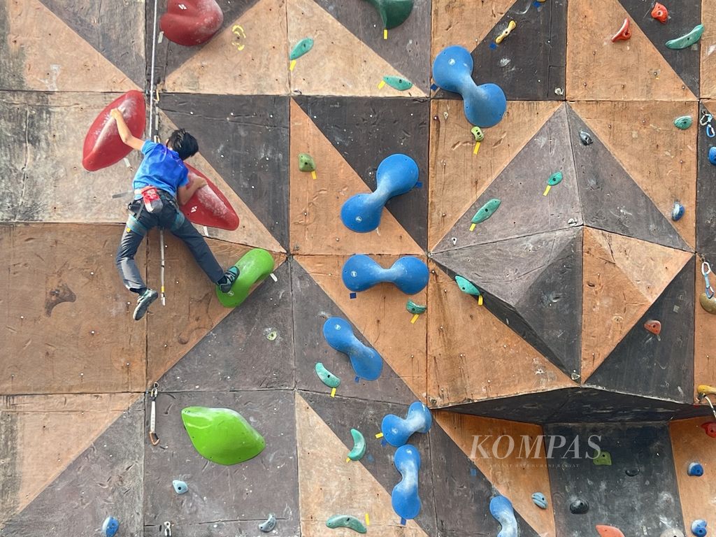 Renjana Suluh Arcapada (9), yang akrab disapa Bre, ketika berlatih di Nusantara Sports Climbing, Yogyakarta, Rabu (14/8/2024).