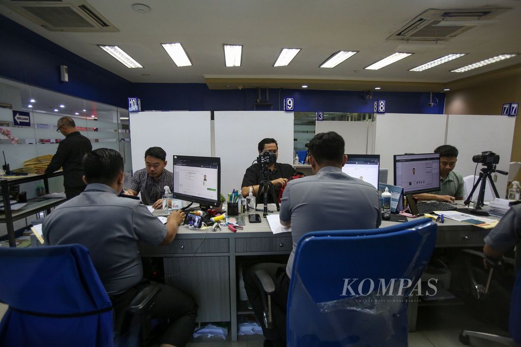 Petugas mengambil foto pemohon pembuatan paspor di Kantor Imigrasi Kelas I Non-TPI Jakarta Pusat, Senin (24/6/2024). 