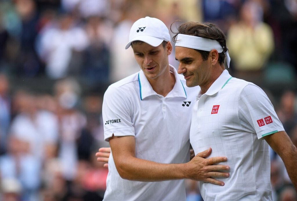 Petenis Swiss, Roger Federer (kanan), menyalami Hubert Hurkacz (Polandia) setelah kalah pada perempat final Wimbledon 2021 di London, Inggris, 7 Juli 2021 lalu.