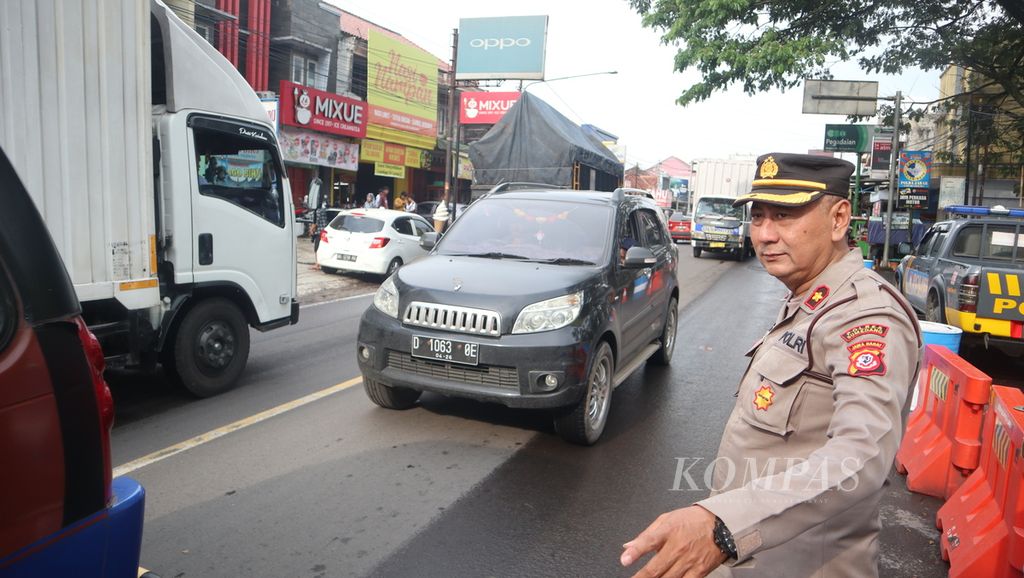 Polisi mengatur arus lalu lintas di pertigaan Cimalaka di Kabupaten Sumedang, Jawa Barat, Sabtu (15/4/2023). Jalur itu menjadi pertemuan kendaraan dari arah Cirebon, Kota Sumedang, dan Gerbang Tol Cimalaka.