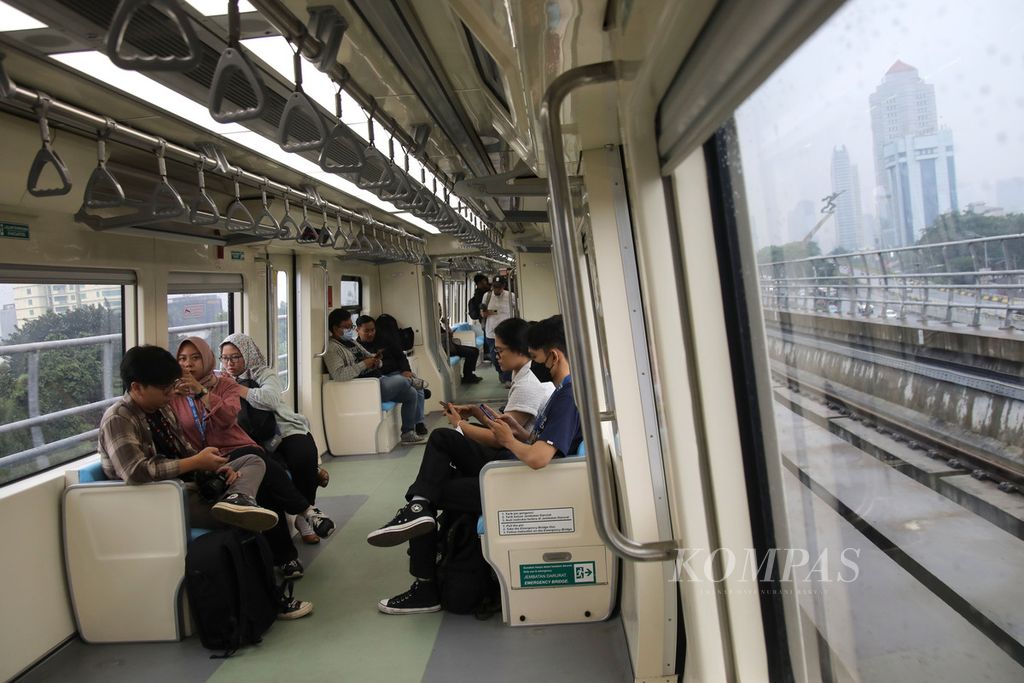 Awak media saat menjajal moda lintas rel terpadu atau <i>light rail transit</i> (LRT) Jabodebek dari Stasiun Dukuh Atas, Jakarta, menuju Stasiun Jati Mulya, Bekasi, Jawa Barat, Kamis (6/7/2023).