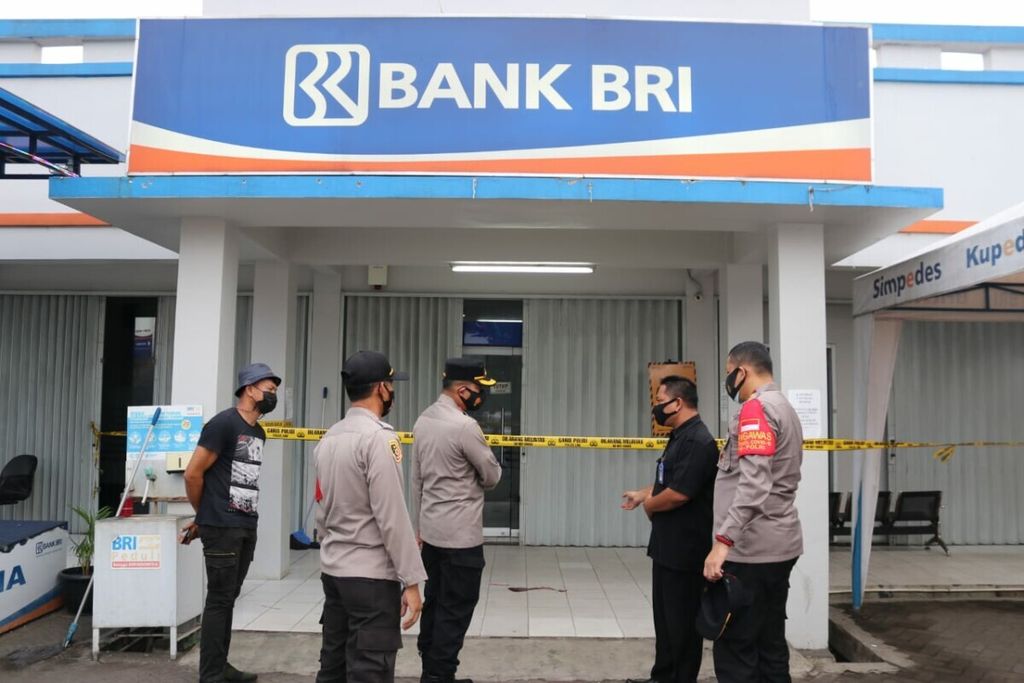 Ilustrasi perampokan bank. Kapolresta Tangerang Komisaris Besar Wahyu Sri Bintoro mengecek lokasi perampokan di Bank BRI Kantor Cabang Pembantu Rajeg, Kabupaten Tangerang, Banten, Selasa (30/3/2021).