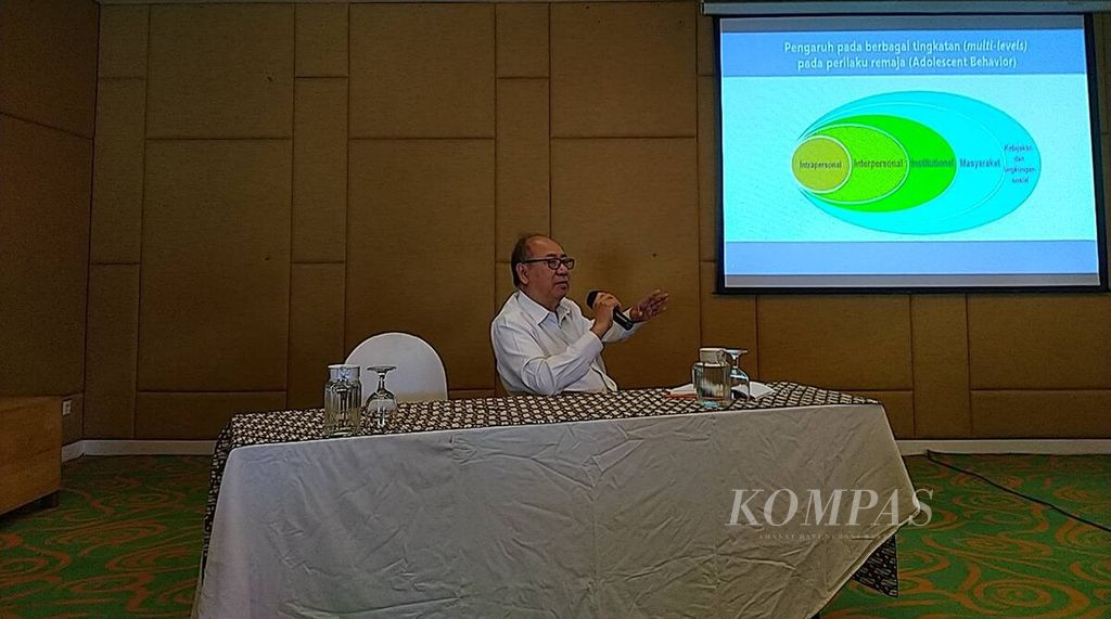 Rutgers Indonesia bersama PKBI dengan dukungan UGM mendiseminasikan hasil penelitian Studi Global pada Remaja Awal (Global Early Adolescent Study/GEAS) tahap 3 untuk Kota Denpasar di Kota Denpasar, Bali, Senin (28/8/2023). Peneliti senior Pusat Kesehatan Reproduksi UGM, yang juga peneliti utama GEAS, Siswanto Agus Wilopo, memberikan pengantar acara diseminasi, yang juga dihadiri perwakilan murid dan guru SMP di Kota Denpasar, Kisara Bali, PKBI Bali, dan DPRD Kota Denpasar serta KPPAD Bali. 