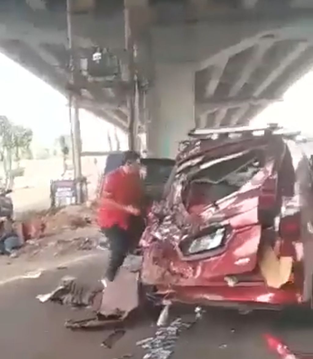 Satu mobil ringsek akibat kecelakan lalu lintas beruntun di Jalan Raya Alternatif Cibubur (Transyogi), Kelurahan Jatirangga, Kecamatan Jatisampurna, Kota Bekasi, Jawa Barat, Senin (18/7/2022).