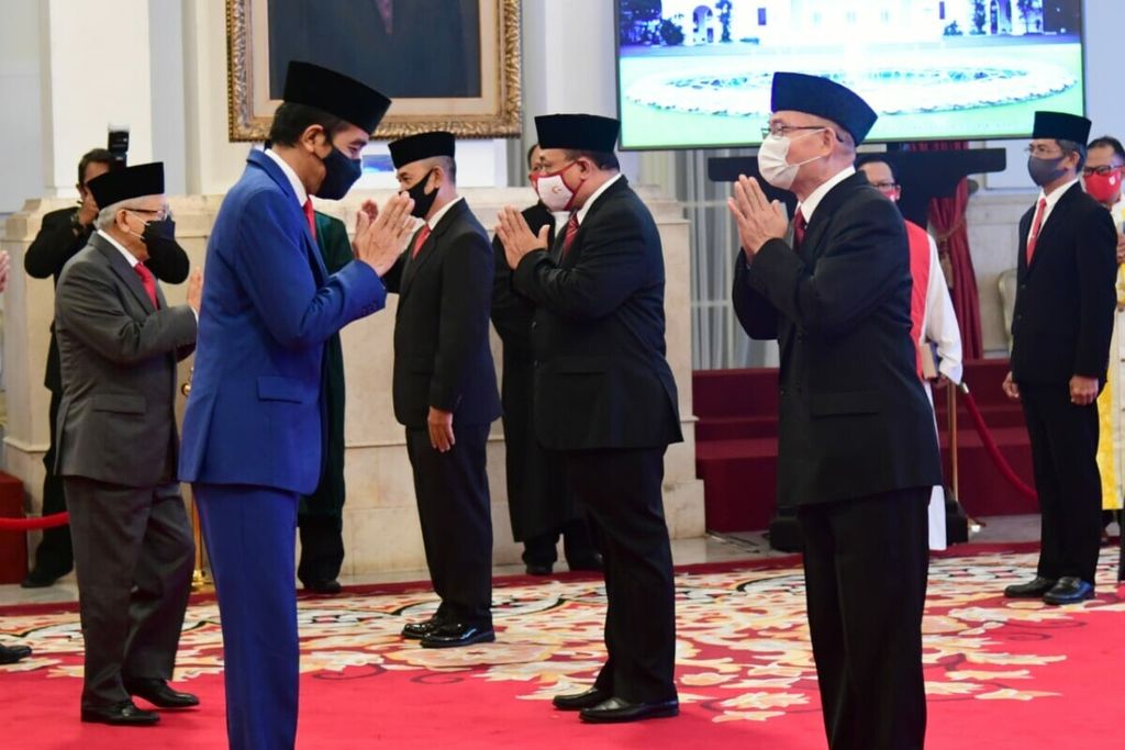 Presiden Joko Widodo dan Wakil Presiden Ma’ruf Amin menyampaikan ucapan selamat kepada 17 anggota Konsil Kedokteran Indonesia periode 2020-2025 yang dilantik pada Rabu (19/8/2020) di Istana Negara, Jakarta.
