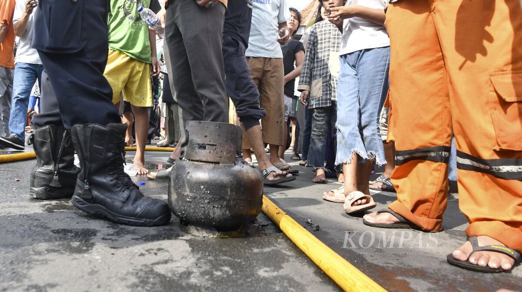 Tabung gas elpiji berukuran 3 kilogram yang sudah hangus dipindahkan dari dalam salah satu bangunan saat kebakaran melanda hunian warga di Jalan Kramat Pulo, Senen, Jakarta Pusat, 10 Juli 2023. 