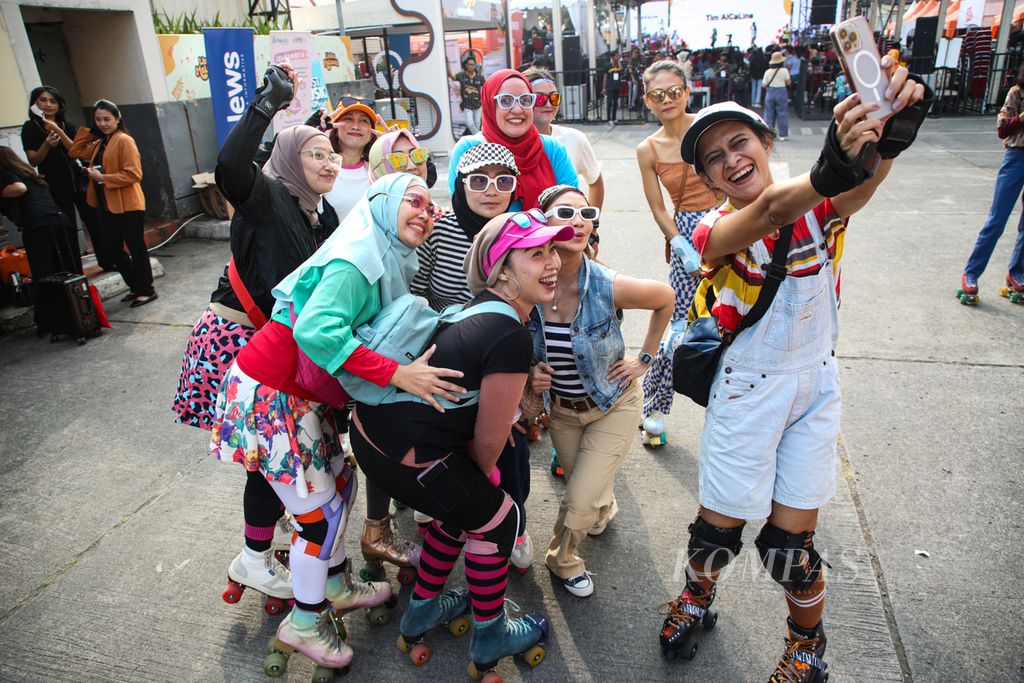 Peserta Komunitas Skate Lovers berswafoto saat meramaikan Festival Lintas Melawai 2023 di Blok M, Jakarta Selatan, Sabtu (29/07/2023). 