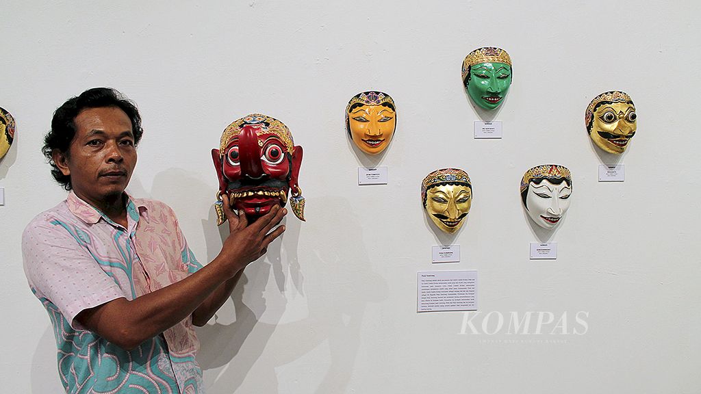 Topeng panji karya Samadi dengan pewarnaan oleh Supriadi dari Bobung, Gunung Kidul, Yogyakarta, dalam pameran di Bentara Budaya Bali, 25 Februari hingga 3 Maret 2018.
