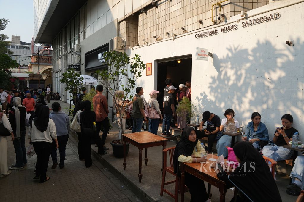 Suasana kedai Saltbread di Blok M, Jakarta Selatan, Selasa (6/8/2024). 