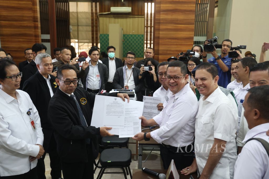 Ketua Tim Pemenangan Nasional pasangan Anies Baswedan-Muhaimin Iskandar, Syaugi Alaydrus (dua dari kanan), memimpin proses pendaftaran perselisihan hasil pemilihan umum di Mahkamah Konstitusi, Jakarta, Kamis (21/03/2024).