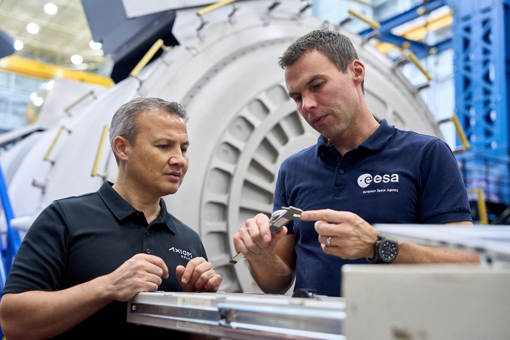 Gambar pada 27 Juni 2023 ini menunjukkan astronot Turki, Alper Gezeravci (kiri), dan kepala astronot, Axiom Space, serta mantan astronot NASA, Michael Lopez-Alegría, sedang bekerja di Kennedy Space Center, AS . 