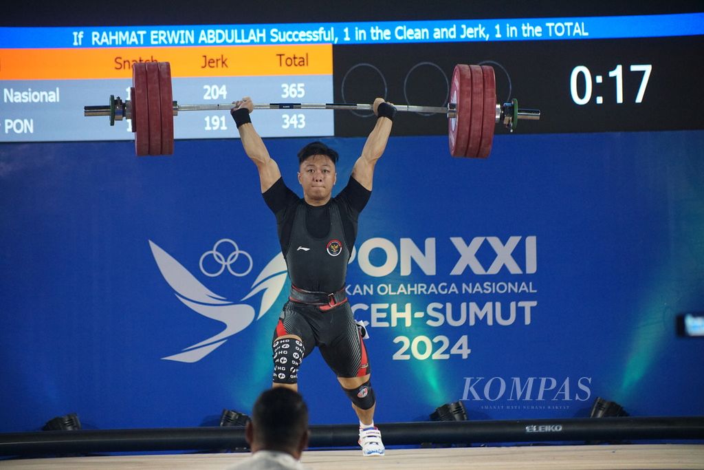 Lifter nasional asal Sulawesi Selatan, Rahmat Erwin Abdullah, tampil di kelas 73 kilogram angkat besi PON Aceh-Sumut 2024 di GOR Seuramoe, kompleks Stadion Harapan Bangsa, Aceh, Kamis (5/9/2024).