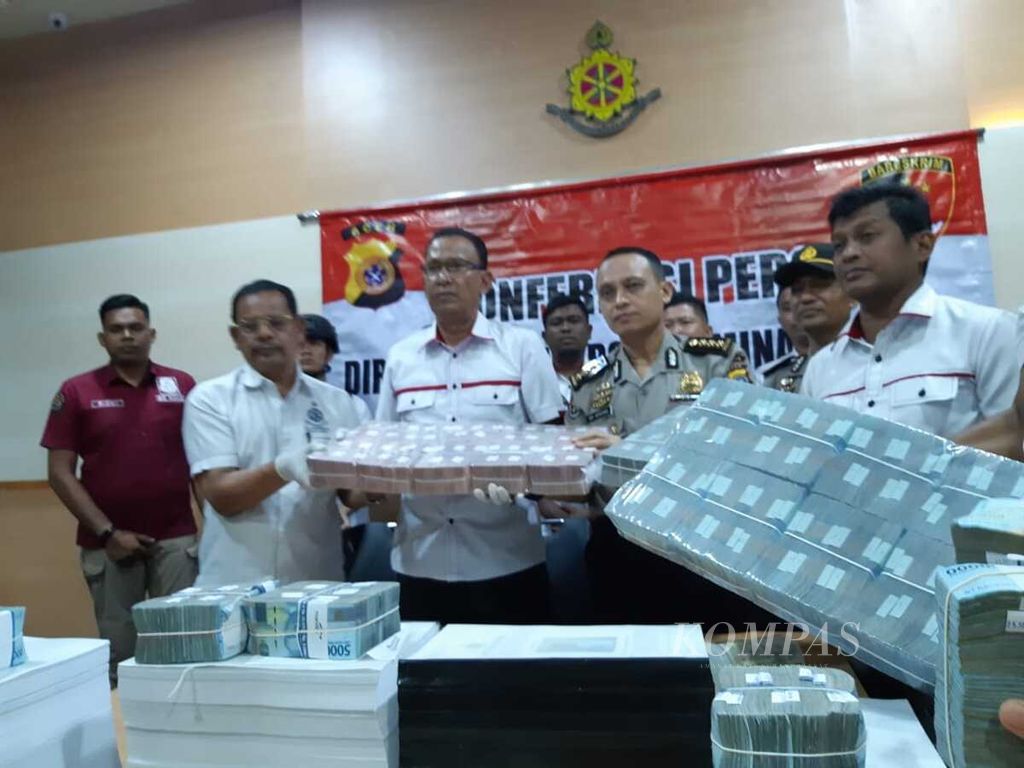 Polisi memperlihatkan sejumlah uang tunai yang disita dari tersangka pelaku dugaan korupsi pengadaan alat penangkap hama pada perkebunan kopi di Bener Meriah, Aceh.