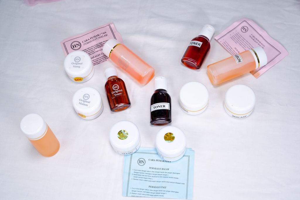 Berbagai produk kecantikan ilegal bermerek HN, terdiri dari <i>toner</i>, krim siang, krim malam, dan sabun dilengkapi dengan  petunjuk pemakaian.