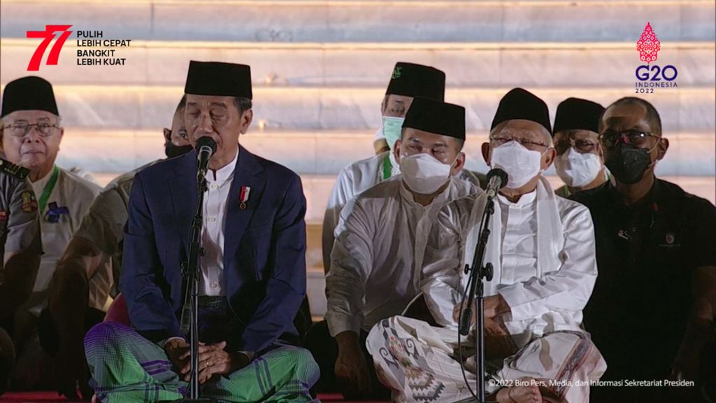 Presiden Joko Widodo dan Wakil Presiden Ma'ruf Amin hadir dalam Zikir dan Doa Kebangsaan untuk 77 Tahun Indonesia Merdeka, Senin (1/8/2022) di halaman depan Istana Merdeka, Jakarta. 