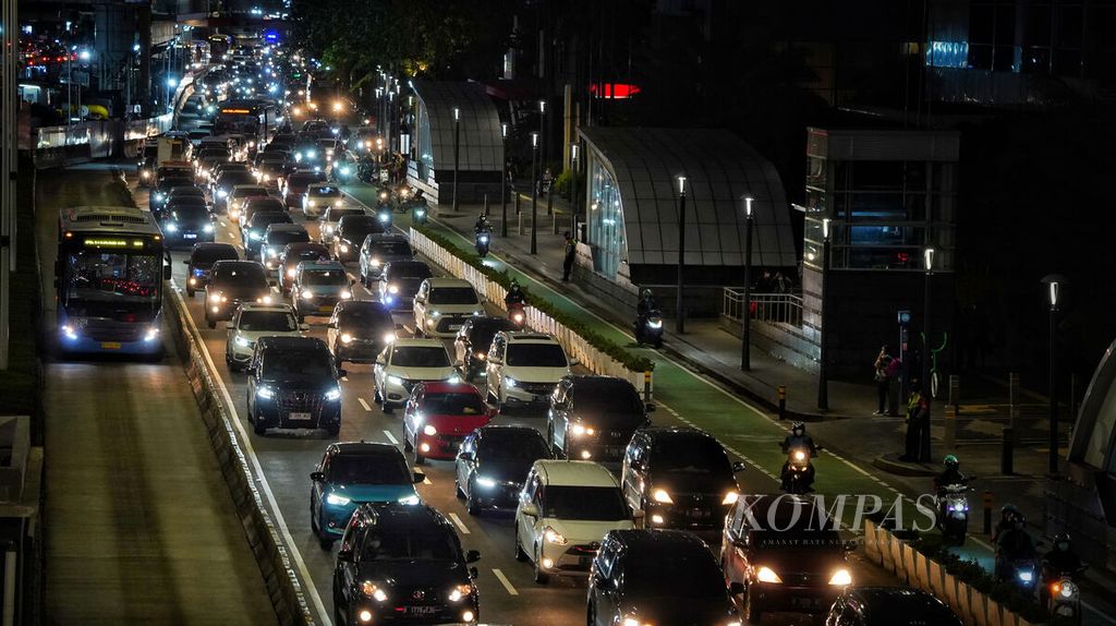 Suasana kemacetan lalu lintas di Jalan MH Thamrin, Jakarta Pusat, Jumat(10/3/2023). Suasana kemacetan dan kepadatan lalu lintas hampir selalu menjadi pemandangan rutin di sejumlah titik ruas jalanan di Jakarta setiap menjelang akhir pekan. Peningkatan penjualan kendaraan menjadi salah satu penyebab kondisi tersebut. Jakarta menempati posisi ke-29 kota dengan tingkat kemacetan tinggi di dunia.