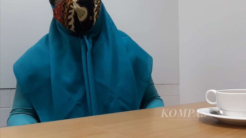Rk (43),  a woman from Bekasi, told the chronology of being deceived by Emirat Moniharapon in Jakarta, Thursday (17/3/2022). Rk is one of the victims of a romance scam with a total loss of around IDR 350 million.