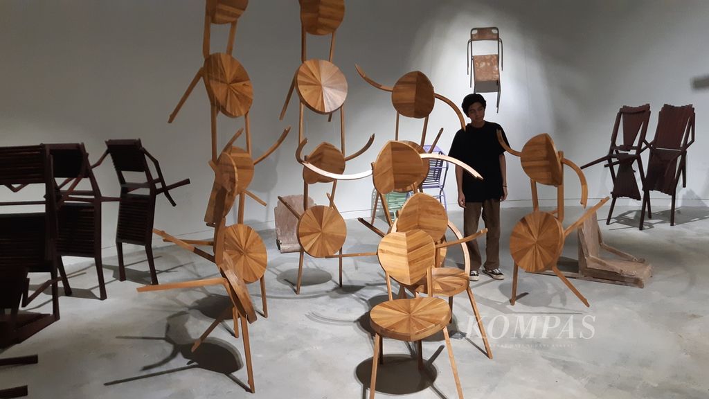 Media kursi untuk karya seni instalasi berjudul ”Performa Kinestetik” menjadi pameran Road to Artjog 2024, sekaligus pameran tunggal keempat perupa Zulfian Amrullah. Pameran ini digelar di galeri Komunitas Seni Salihara, Jakarta, 20-30 April 2024. 