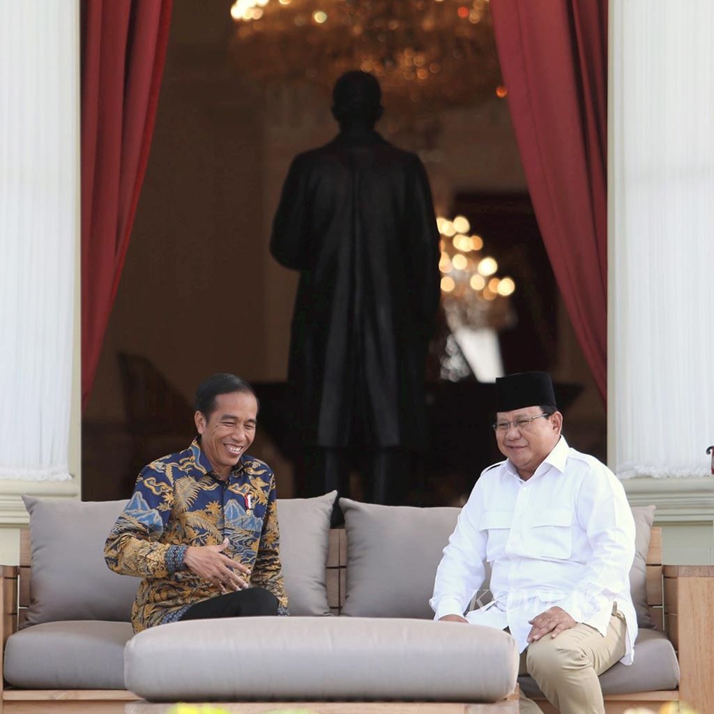 Presiden Joko Widodo (kiri) berbincang dengan Ketua Umum DPP Partai Gerindra Prabowo Subianto di teras belakang Istana Merdeka, Jakarta, Kamis (17/11/2016).
