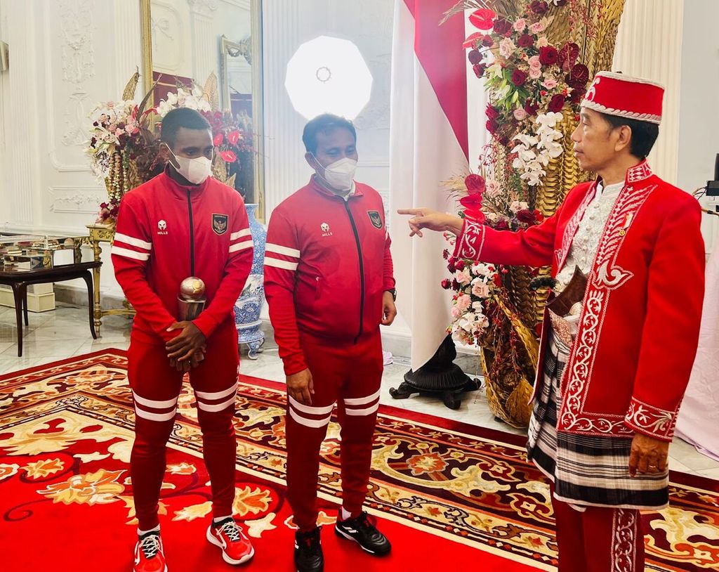 Presiden Joko Widodo bertemu timnas U16 dan menjanjikan pusat pelatihan. Hal ini disampaikan sebelum peringatan HUT Ke-77 RI di Istana Merdeka, Jakarta, Rabu (17/8/2022). Presiden memakai baju adat dholomani dari Buton, Sulawesi Tenggara.