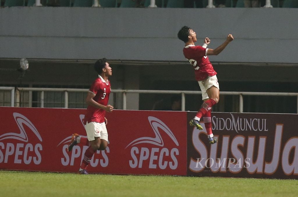 Penyerang tim nasional sepak bola Indonesia Dendy Sulistyawan (kanan) merayakan golnya ke gawang Curacao dalam laga uji coba di Stadion Pakansari, Cibinong, Bogor, Jawa Barat, Selasa (27/9/2022). Indonesia menang 2-1. 