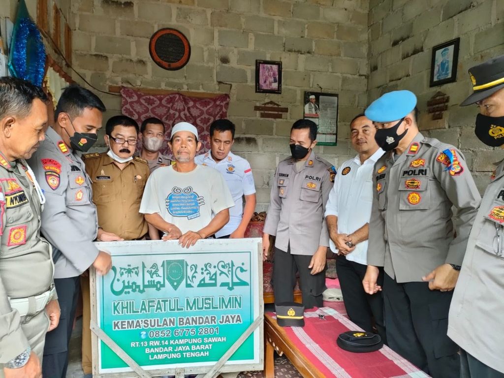  Combined officers from the Central Lampung Police, the Indonesian National Army, and the local government have brought order to the Khilafatul Muslimin sign in a residential area in Terbanggi Besar District, Central Lampung Regency, Lampung, since Tuesday (14/6/2022).