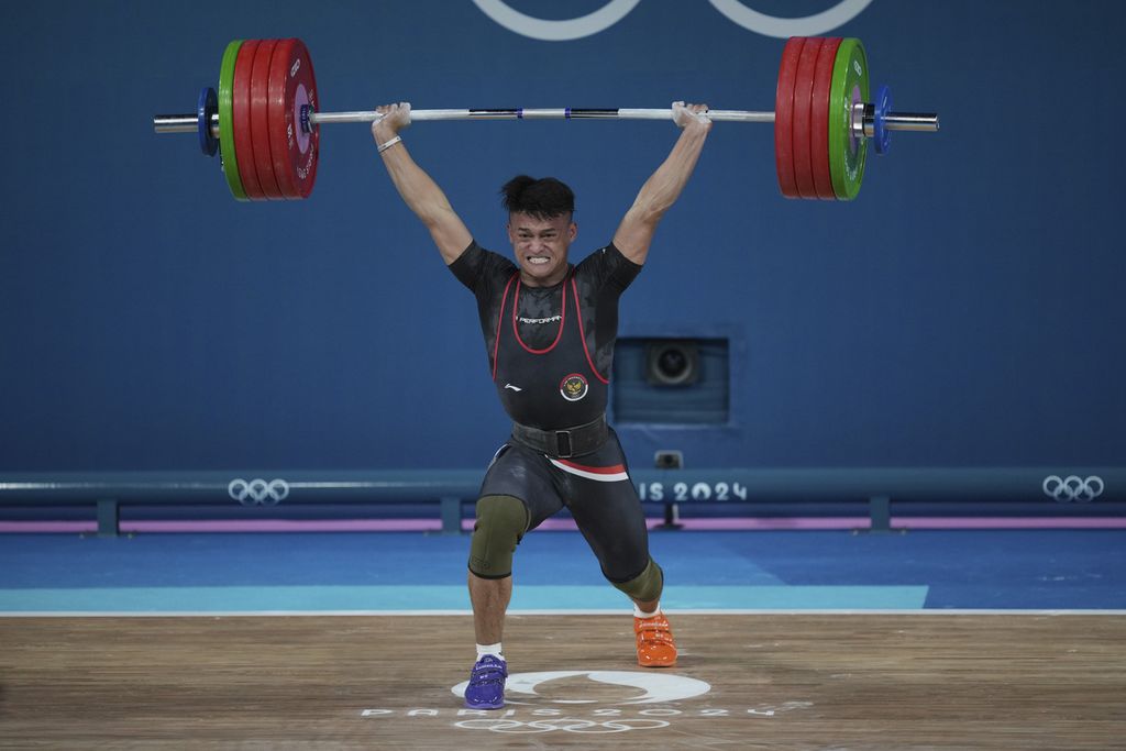 Rizki Juniansyah saat tampil pada cabang angkat besi kelas 73 kilogram Olimpiade Paris 2024 di Paris, Perancis, Jumat (9/8/2024) dini hari WIB.