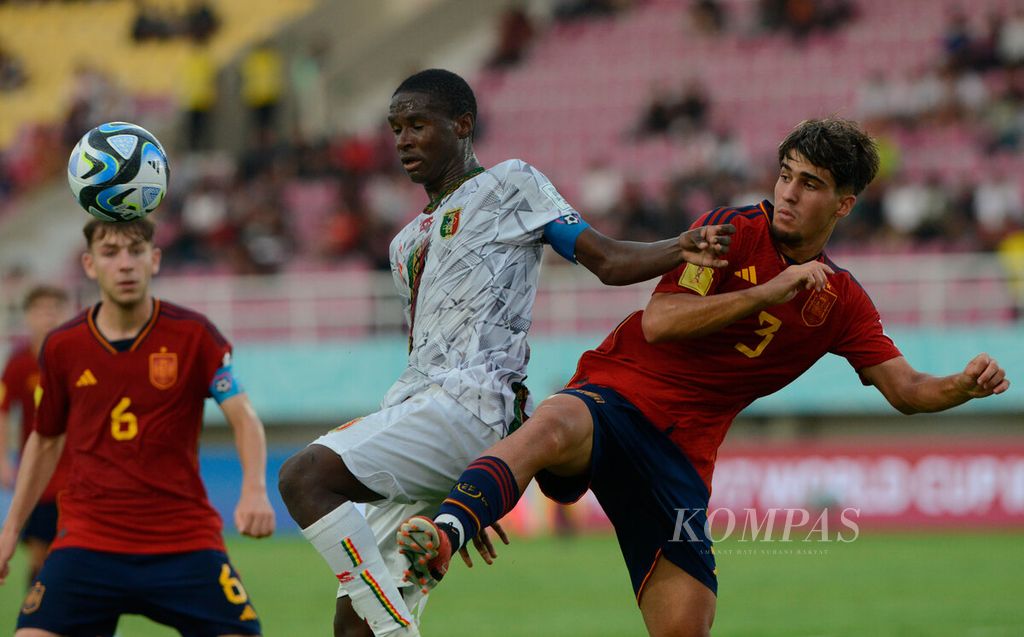 Kapten tim Mali, Ibrahim Diarra, berusaha menguasai bola dengan dikawal ketat pemain Spanyol, Dani Munoz, pada laga Piala Dunia U-17 2023 di Stadion Manahan, Kota Surakarta, Senin (13/11/2023). 