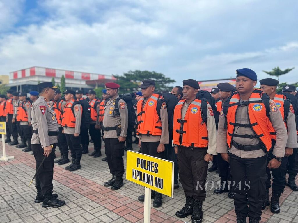 Kepala Polda Maluku Inspektur Jenderal Lotharia Latif memeriksa kelengkapan pasukan yang akan dikirimkan untuk membantu pengamanan TPS di wilayah Maluku, di Ambon, Maluku, Senin (5/2/2024).