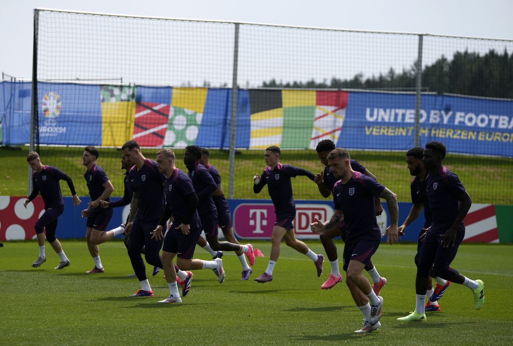 Para pemain Inggris mengikuti sesi latihan di markas tim di Blankenhain, Thuringia, Jerman, menjelang pertandingan sepak bola babak 16 besar Piala Eropa 2024 melawan Slowakia, Sabtu (29/6/2024).