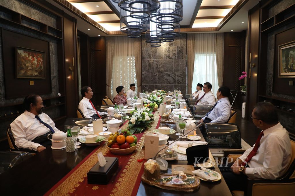 Suasana jamuan makan siang Presiden Joko Widodo (kedua dari kiri) bersama sejumlah pemimpin partai politik pendukung pemerintah di Presidential Lounge di Kompleks Istana Kepresidenan, Jakarta, Rabu (15/6/2022). 