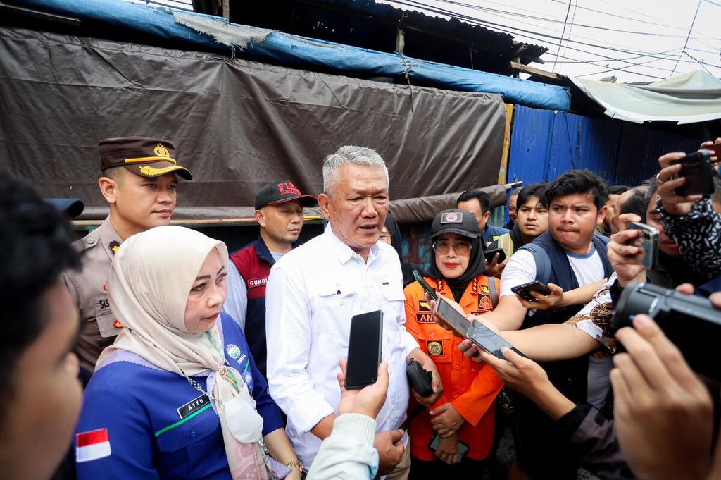 Acting Mayor of Bandung Bambang Tirtoyuliono, after visiting the flood location in Braga Village on Friday (12/1/2024). More than 1,000 residents were affected by the flood due to the overflowing of the Cikapundung River. This was triggered by heavy rain for hours.
