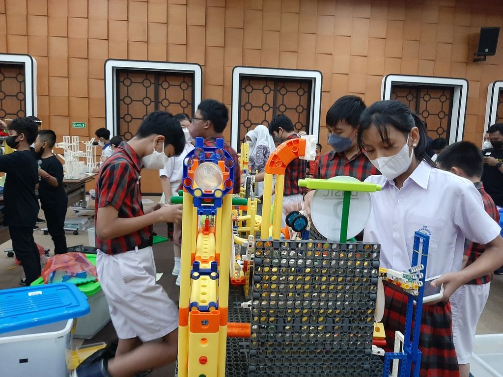 Para siswa menyiapkan konstruksi mereka pada Kompetisi Regional Greenmech dan R4M (Robot for Mission) di Universitas Tarumanagara, Jakarta, Sabtu (28/1/2023).