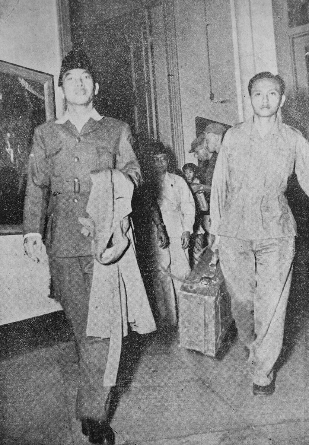 Presiden Sukarno, ajudan Sugandhi dan Wakil Presiden Moh. Hatta (belakang) terlihat keluar dari Istana Kepresidenan Yogyakarta menuju ke Lapangan Terbang Maguwo, untuk diasingkan ke Sumatra (22 Desember 1948). IPPHOS/KOLEKSI PERPUSTAKAAN NASIONAL 22-12-1948