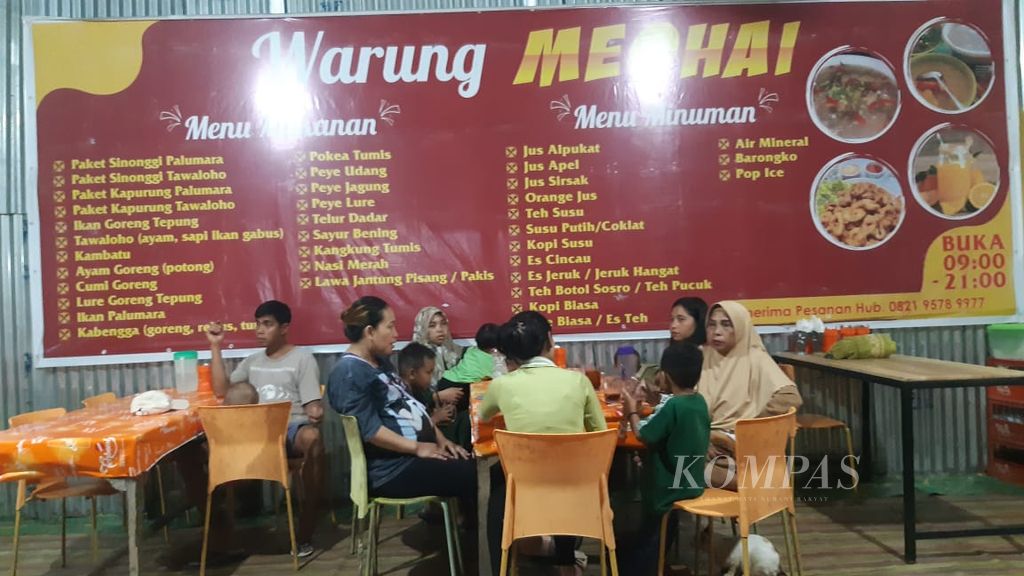 Pengunjung di Rumah Makan Meohai yang menyajikan sinonggi, di Kendari, Sulawesi Tenggara, Kamis (22/3/2024). Sinonggi, makanan khas Tolaki ini merupakan olahan pangan lokal yang memiliki tempat di masyarakat Sultra.