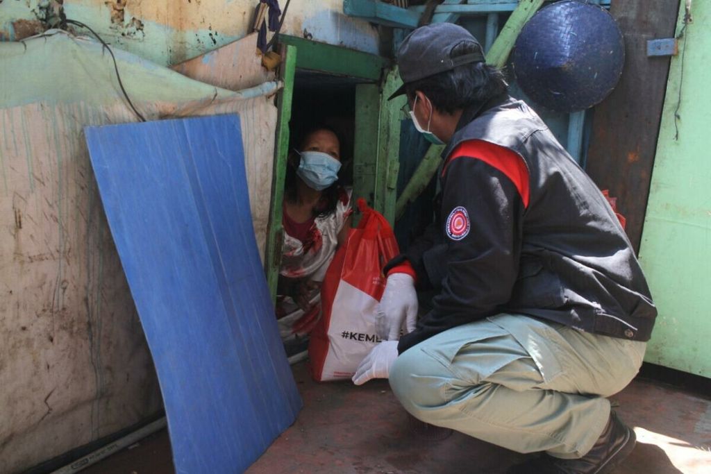 Direktur Jenderal Rehabilitasi Sosial Kementerian Sosial (Kemensos) Harry Hikmat, Kamis (7/5/2020), menyerahkan bantuan sosial bahan makanan pokok bagi komunitas pemulung dan anak jalanan di Jakarta.